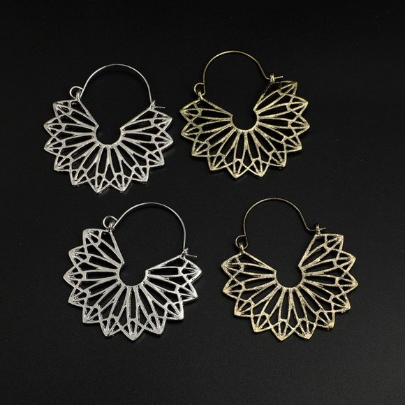 🌺Openwork Triangle Semicircular hoop Earring - Picture 13 of 16